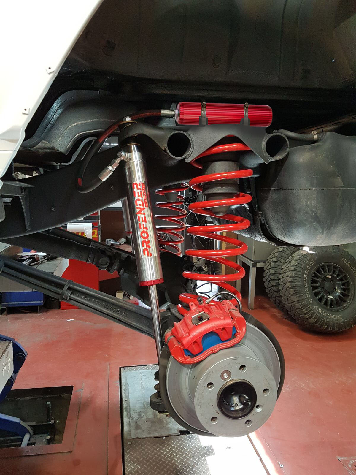 Amortiguador instalado en vehículo en el taller de Central 4x4 Offroad